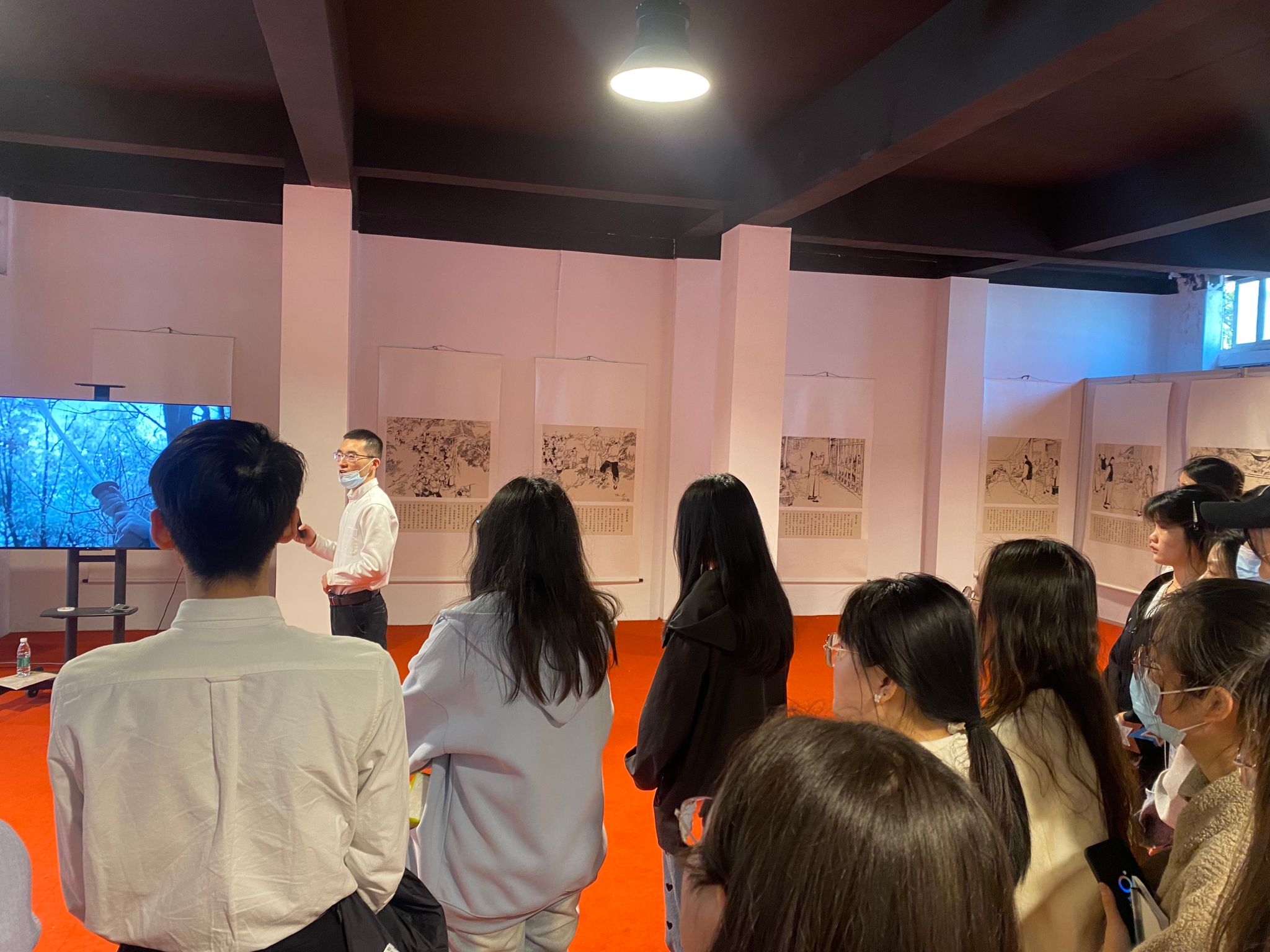 纺织服装学院党总支组织党员师生参观"清风雅韵 见素抱朴"李方膺杯